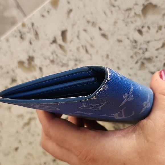 Louis Vuitton RARE Gradient Blue Monogram Wallet/Passport Holder - Picture 5 of 15